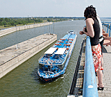 Touristen an der Schleuse